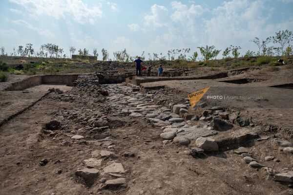 Раскопки на территории Кармир блур в Ереване - Sputnik Армения