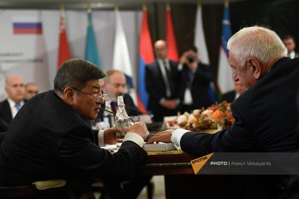 Ղրղզստանի վարչապետ Ակիլբեկ Ժապարովը և Եվրասիական տնտեսական հանձնաժողովի կոլեգիայի նախագահ Միխայիլ Մյասնիկովիչը - Sputnik Արմենիա