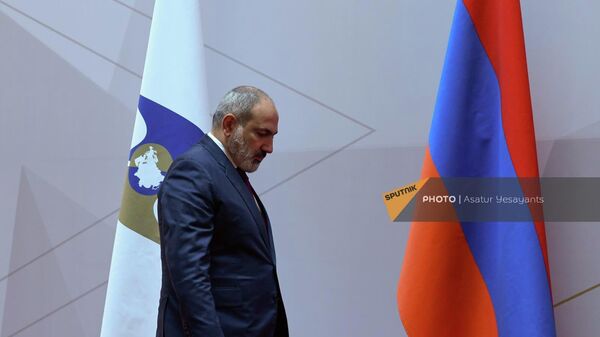 Премьер-министр Армении Никол Пашинян проходит перед флагом на заседании Евразийского межправительственного совета в расширенном составе (21 октября 2022). Еревaн - Sputnik Армения