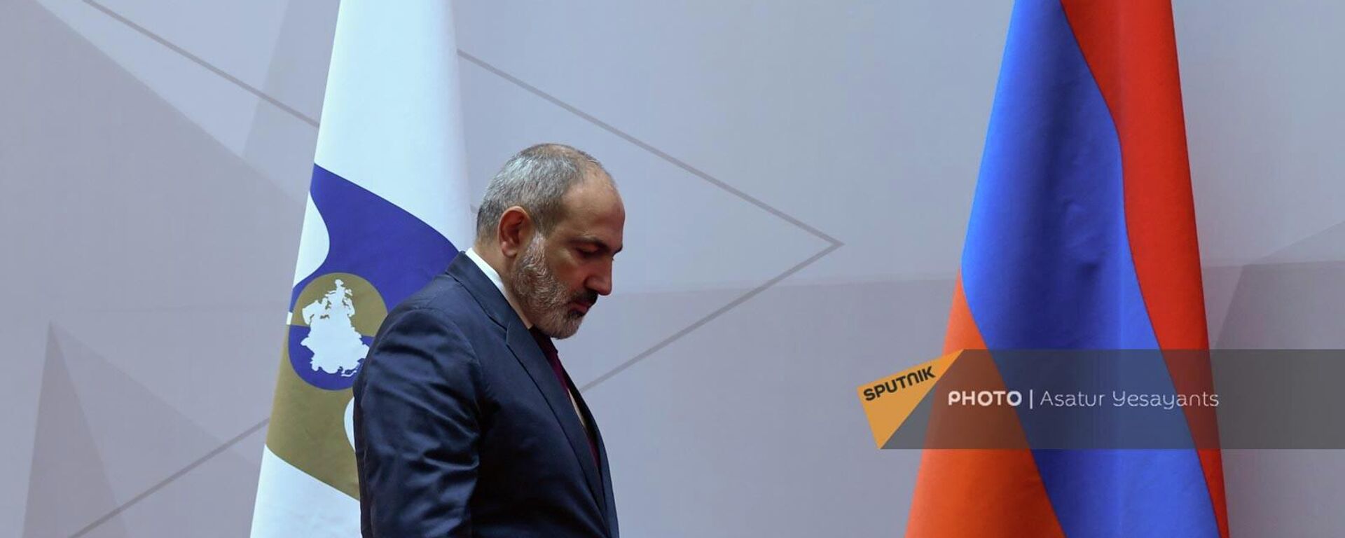 Премьер-министр Армении Никол Пашинян проходит перед флагом на заседании Евразийского межправительственного совета в расширенном составе (21 октября 2022). Еревaн - Sputnik Армения, 1920, 19.04.2024