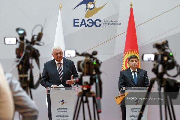 ԵՏՀ կոլեգիայի նախագահ Միխայիլ Մյասնիկովիչը և Ղրղզստանի վարչապետ Ակիլբեկ Ժապարովը ելույթ են ունենում ճեպազրույցում - Sputnik Արմենիա