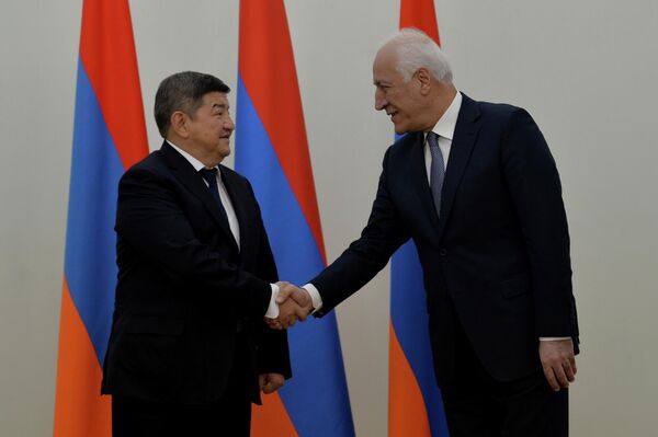 Հայաստանի նախագահ Վահագն Խաչատուրյանն ու Ղրղզստանի վարչապետ Ակիլբեկ Ժապարովը - Sputnik Արմենիա