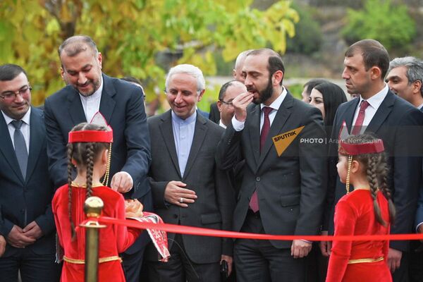 На открытии присутствуют главы МИД Армении и Ирана Арарат Мирзоян и Хосейн Амир Абдоллахиан, а также посол Аббас Бадахшан Зоури  - Sputnik Армения