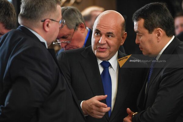 ՌԴ փոխվարչապետ Ալեքսեյ Օվերչուկը, վարչապետ Միխայիլ Միշուստինը և Ղազախստանի վարչապետ Ասկար Մամինը զրուցում են նիստը սկսելուց առաջ - Sputnik Արմենիա