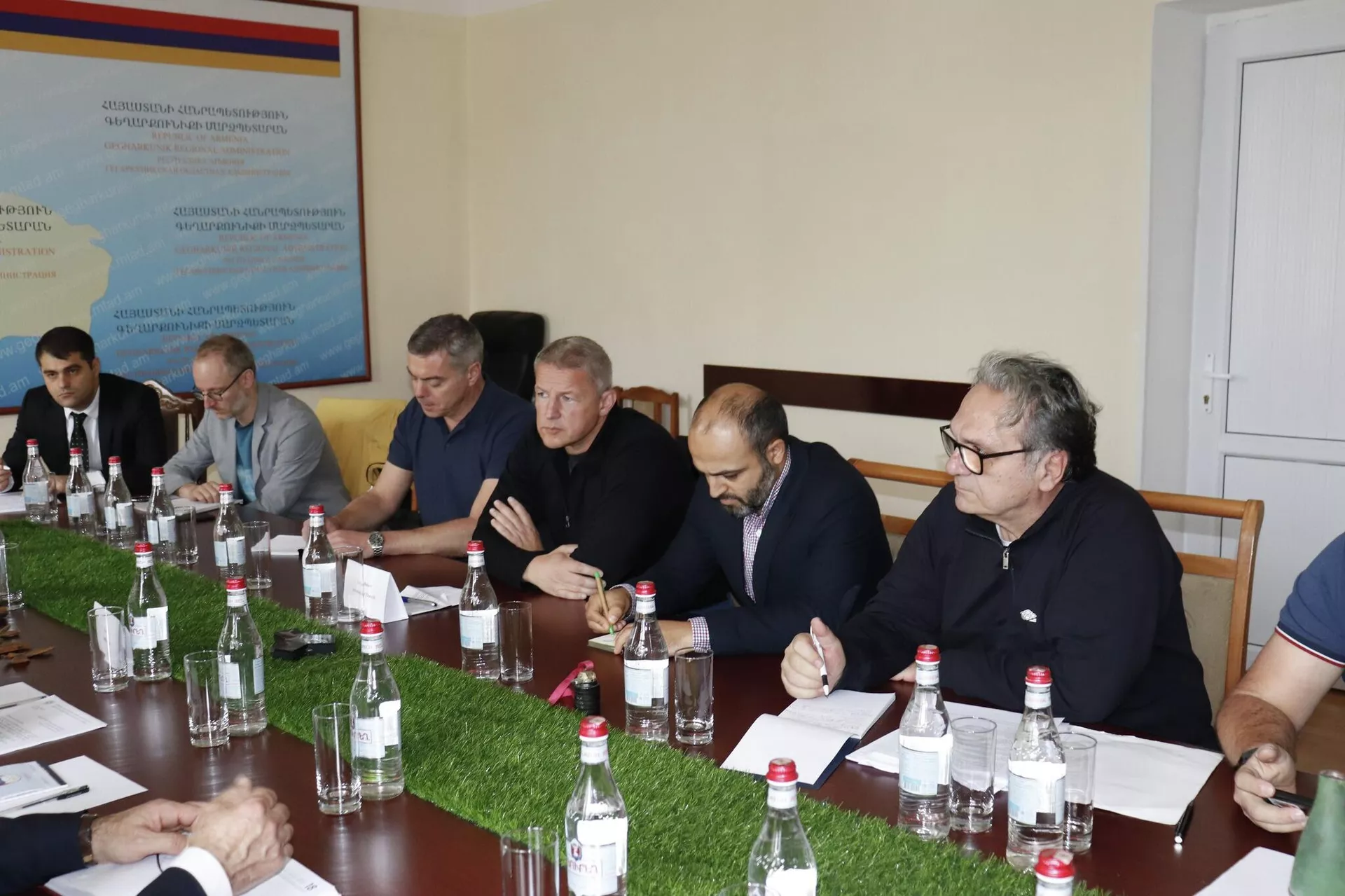 Губернатор Гегаркуникской области Карен Саркисян принял представителей миссии по установлению фактов ОБСЕ во главе с полковником Робертом Аркадиусом Ткачуком (21 октября 2022). Гегаркуник Губернатор Гегаркуникской области Карен Саркисян принял представителей миссии по установлению фактов ОБСЕ во главе с полковником Робертом Аркадиусом Ткачуком (21 октября 2022). Гегаркуник - Sputnik Армения, 1920, 21.10.2022