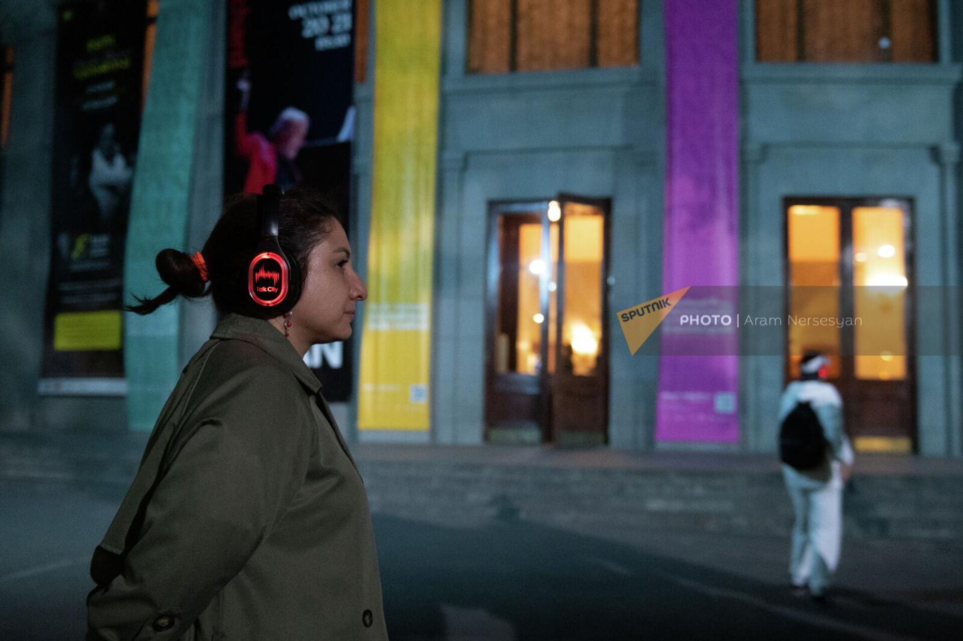 Туристы в наушниках аудиогида Talk city на улицах Еревана - Sputnik Արմենիա, 1920, 23.10.2022