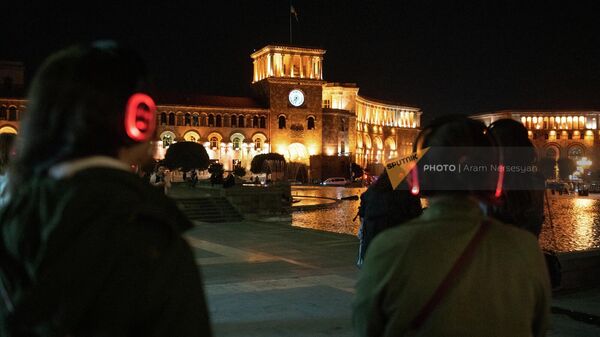Туристы в наушниках аудиогида Talk city на улицах Еревана - Sputnik Армения
