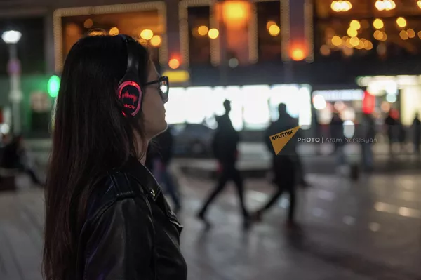 Туристы в наушниках аудиогида Talk city на улицах Еревана - Sputnik Армения