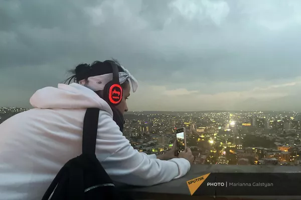 Туристы в наушниках аудиогида Talk city на улицах Еревана - Sputnik Армения