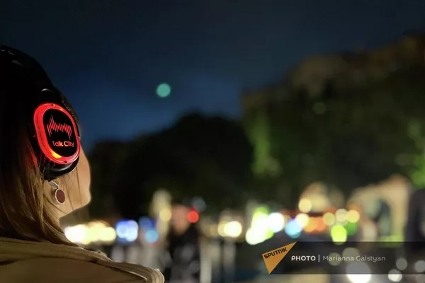 Туристы в наушниках аудиогида Talk city на улицах Еревана - Sputnik Армения