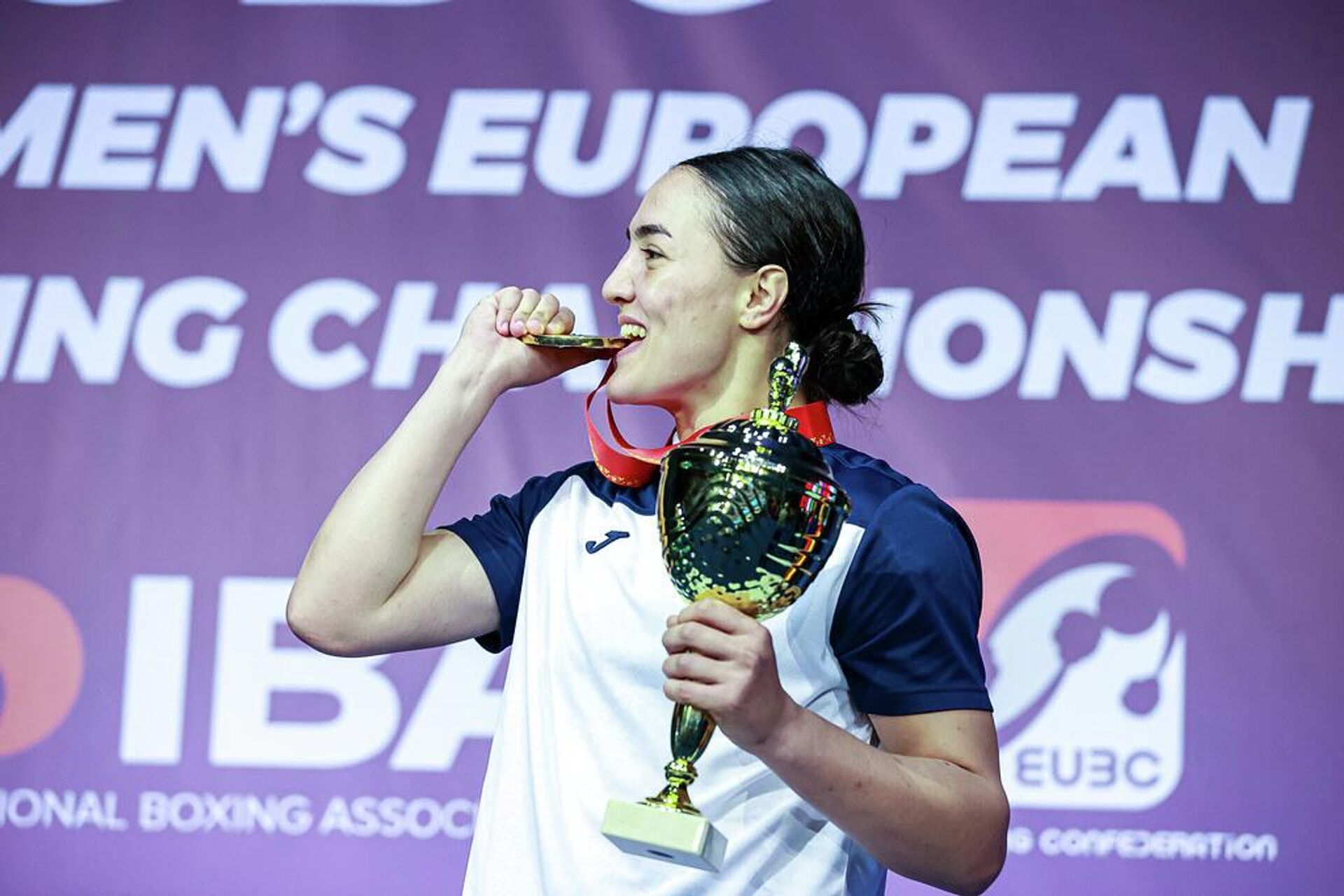 Новая чемпионка Европы по боксу Ани Овсепян с медалью - Sputnik Արմենիա, 1920, 29.12.2022
