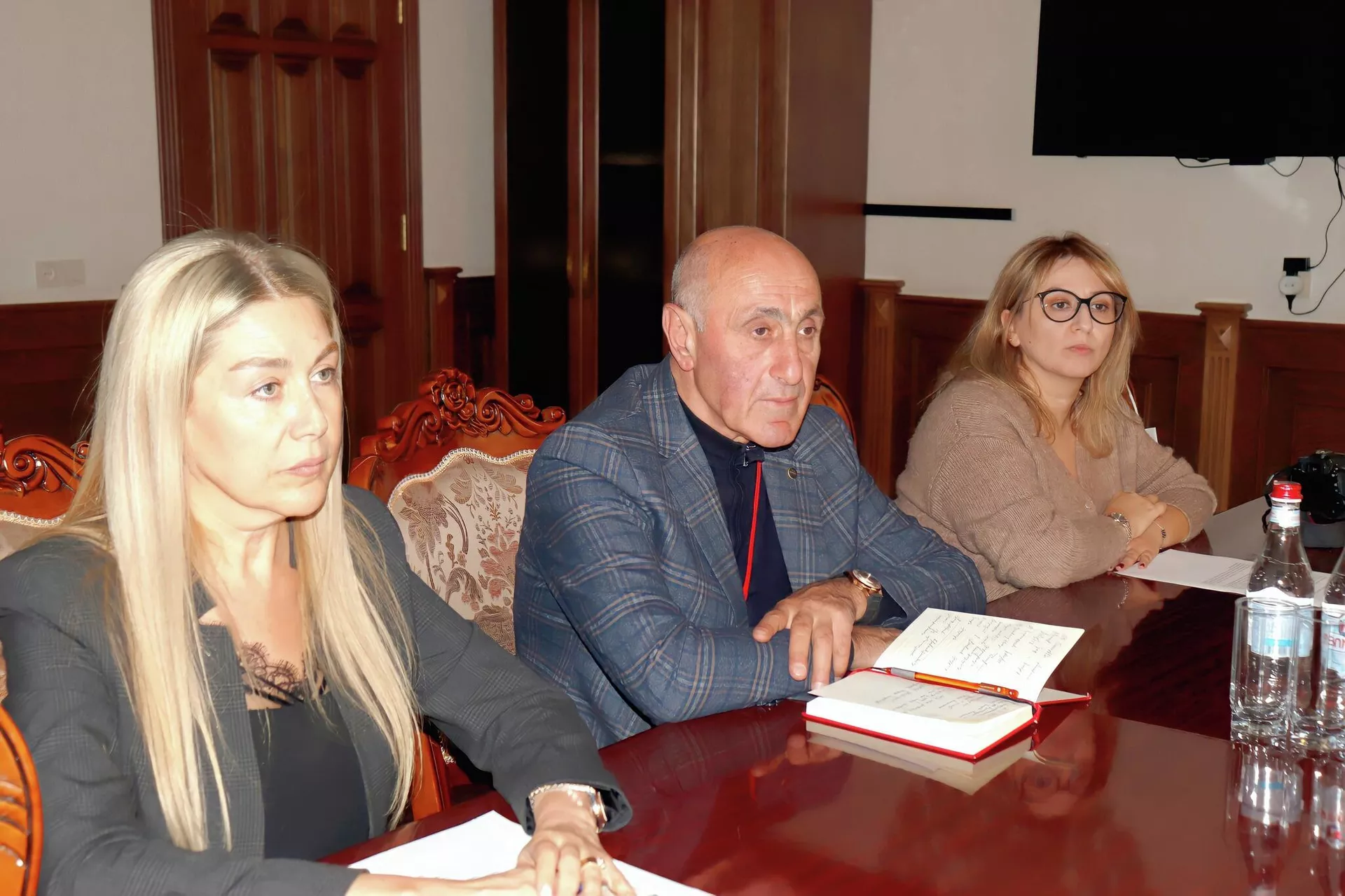 Исполнительный директор Армянского Красного Креста Анна Егиазарян и председатель Гегаркуникской области Армянского Красного Креста Макич Мнацаканян (24 октября 2022).Еревaн Исполнительный директор Армянского Красного Креста Анна Егиазарян и председатель Гегаркуникской области Армянского Красного Креста Макич Мнацаканян (24 октября 2022).Еревaн - Sputnik Армения, 1920, 24.10.2022