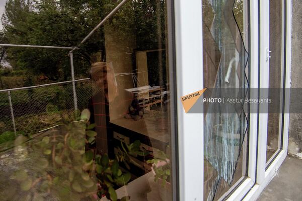 Жительница Сотка Вардуи Хачатрян показывает последствия обстрела в доме и в саду - Sputnik Армения