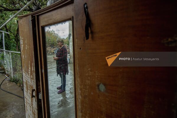 Жительница Сотка Вардуи Хачатрян показывает последствия обстрела в доме и в саду - Sputnik Армения