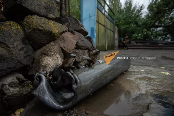Последствия обстрела в саду жительницы Сотка Вардуи Хачатрян Последствия обстрела в саду жительницы Сотка Вардуи Хачатрян - Sputnik Армения