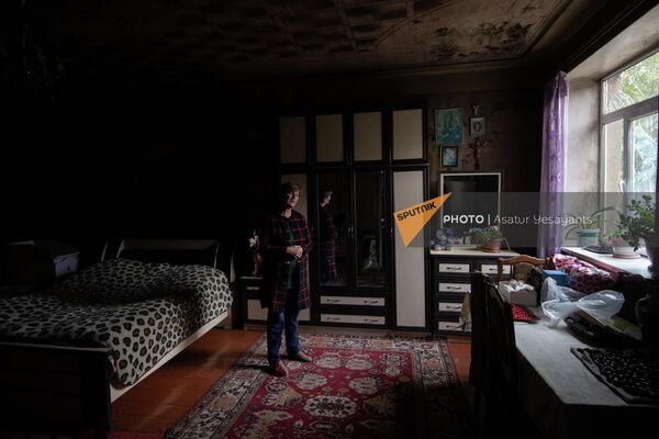 Жительница Сотка Вардуи Хачатрян показывает последствия обстрела в доме - Sputnik Армения