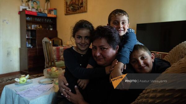 Жительница Сотка Кристине Бегян с детьми Энджи, Дени и Эриком - Sputnik Армения