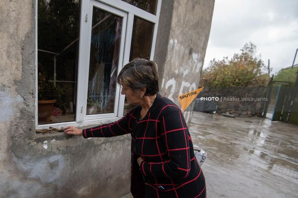 Жительница Сотка Вардуи Хачатрян показывает последствия обстрела - Sputnik Армения