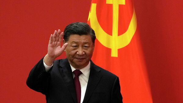 Президент Китая Си Цзиньпин машет рукой на мероприятии по представлению новых членов Постоянного комитета Политбюро в Доме народных представителей (23 октября 2022). Пекин - Sputnik Армения