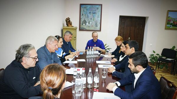 Глава общины Гориса Аруш Арушанян встретился с представителями Секретариата ОБСЕ во главе с Робертом Аркадиусом Ткачиком (24 октября 2022). Горис - Sputnik Армения
