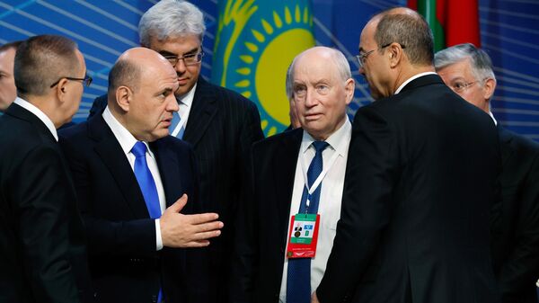 Премьер-министр РФ Михаил Мишустин беседует с коллегами после церемонии подписания ряд международных соглашений по итогам заседания Совета глав правительств СНГ в широком составе (28 октября 2022). Астана - Sputnik Армения