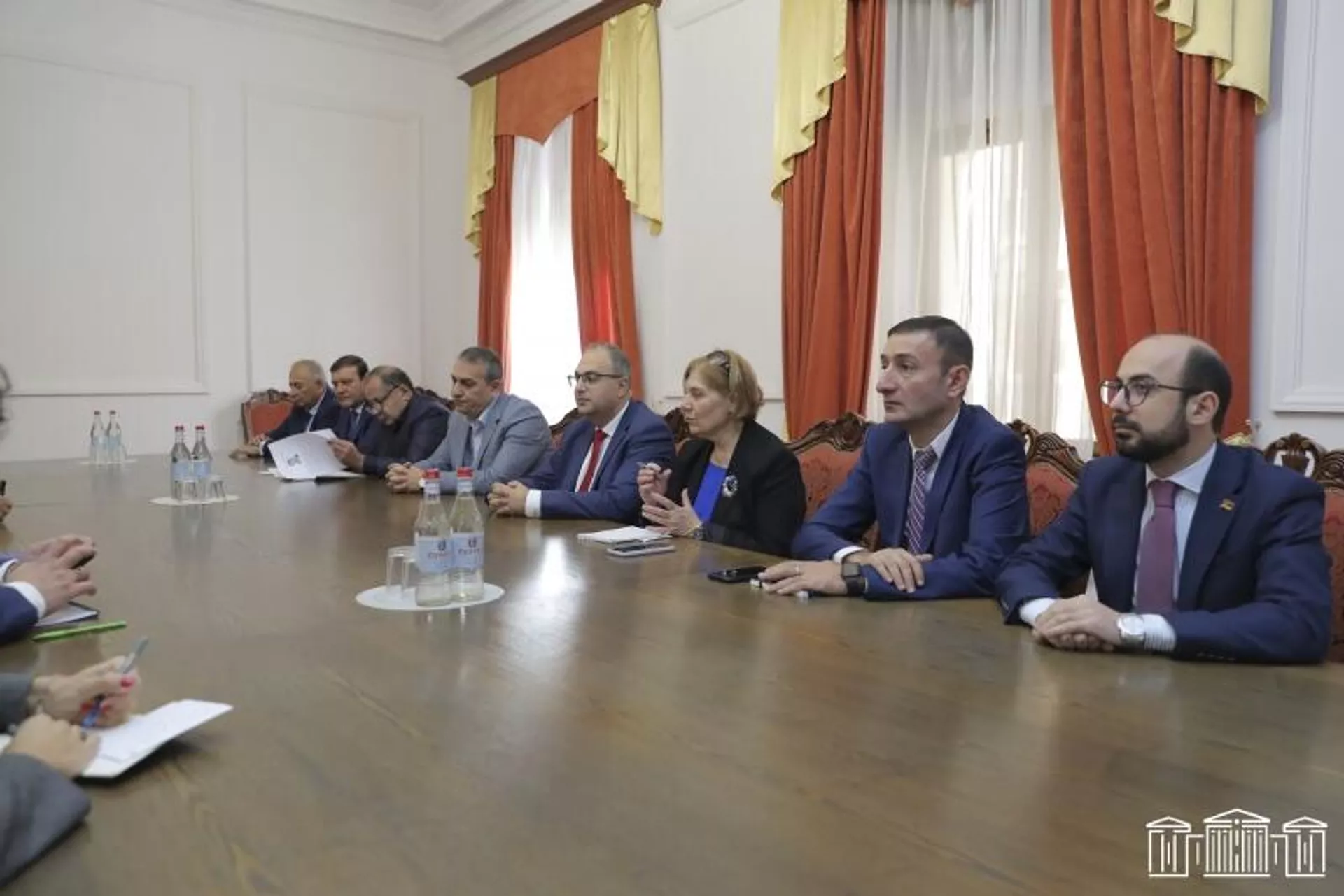 Депутаты НС Франции на встрече с представителями группы дружбы Армения-Франция НС Армении (28 октября 2022). Еревaн Депутаты НС Франции на встрече с представителями группы дружбы Армения-Франция НС Армении (28 октября 2022). Еревaн - Sputnik Армения, 1920, 28.10.2022