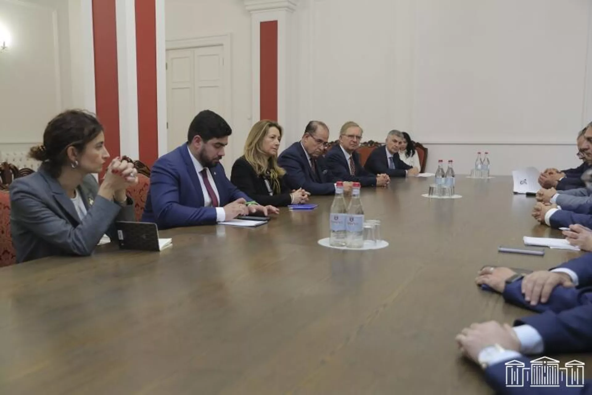 Депутаты НС Франции на встрече с представителями группы дружбы Армения-Франция НС Армении (28 октября 2022). Еревaн Депутаты НС Франции на встрече с представителями группы дружбы Армения-Франция НС Армении (28 октября 2022). Еревaн - Sputnik Армения, 1920, 28.10.2022