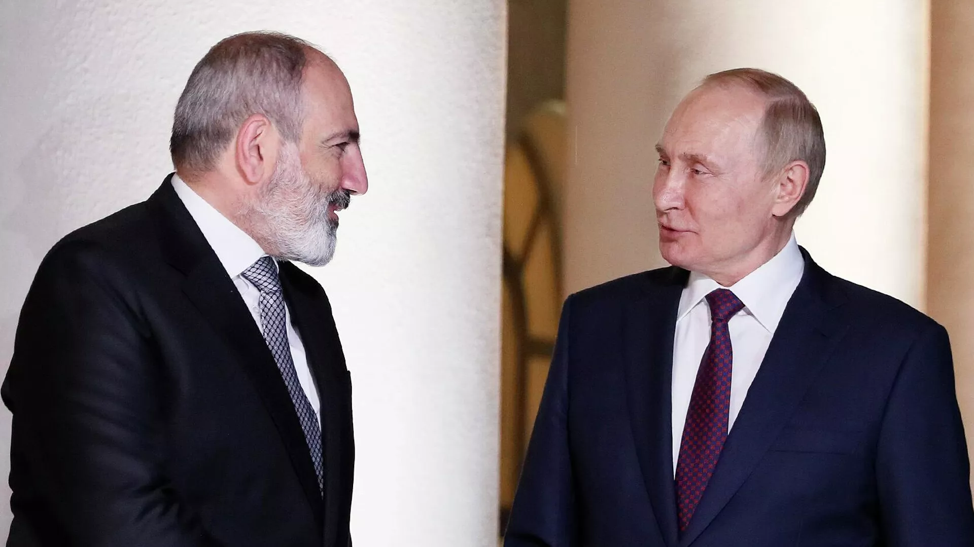Президент РФ Владимир Путин и премьер-министр Армении Никол Пашинян прощаются после трехсторонних переговоров (31 октября 2022). Сочи Президент РФ Владимир Путин и премьер-министр Армении Никол Пашинян прощаются после трехсторонних переговоров (31 октября 2022). Сочи - Sputnik Армения, 1920, 02.11.2022