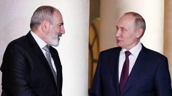 Президент РФ Владимир Путин и премьер-министр Армении Никол Пашинян прощаются после трехсторонних переговоров (31 октября 2022). Сочи - Sputnik Армения