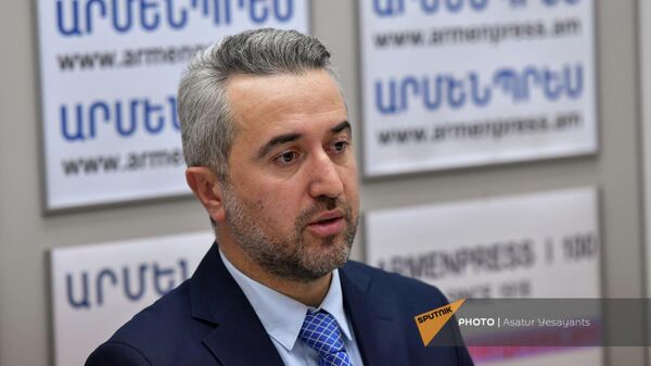 Замминистра ОНКС Ара Хзмалян на пресс-конференции на тему ереванской премьеры спектакля Чудотворец (1 ноября 2022). Еревaн - Sputnik Армения