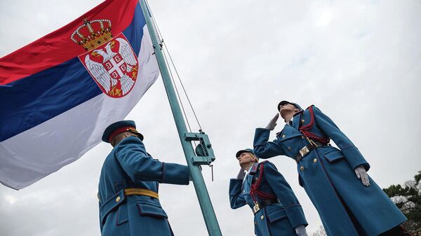 Офицеры сербской армии отдают честь национальному флагу - Sputnik Армения