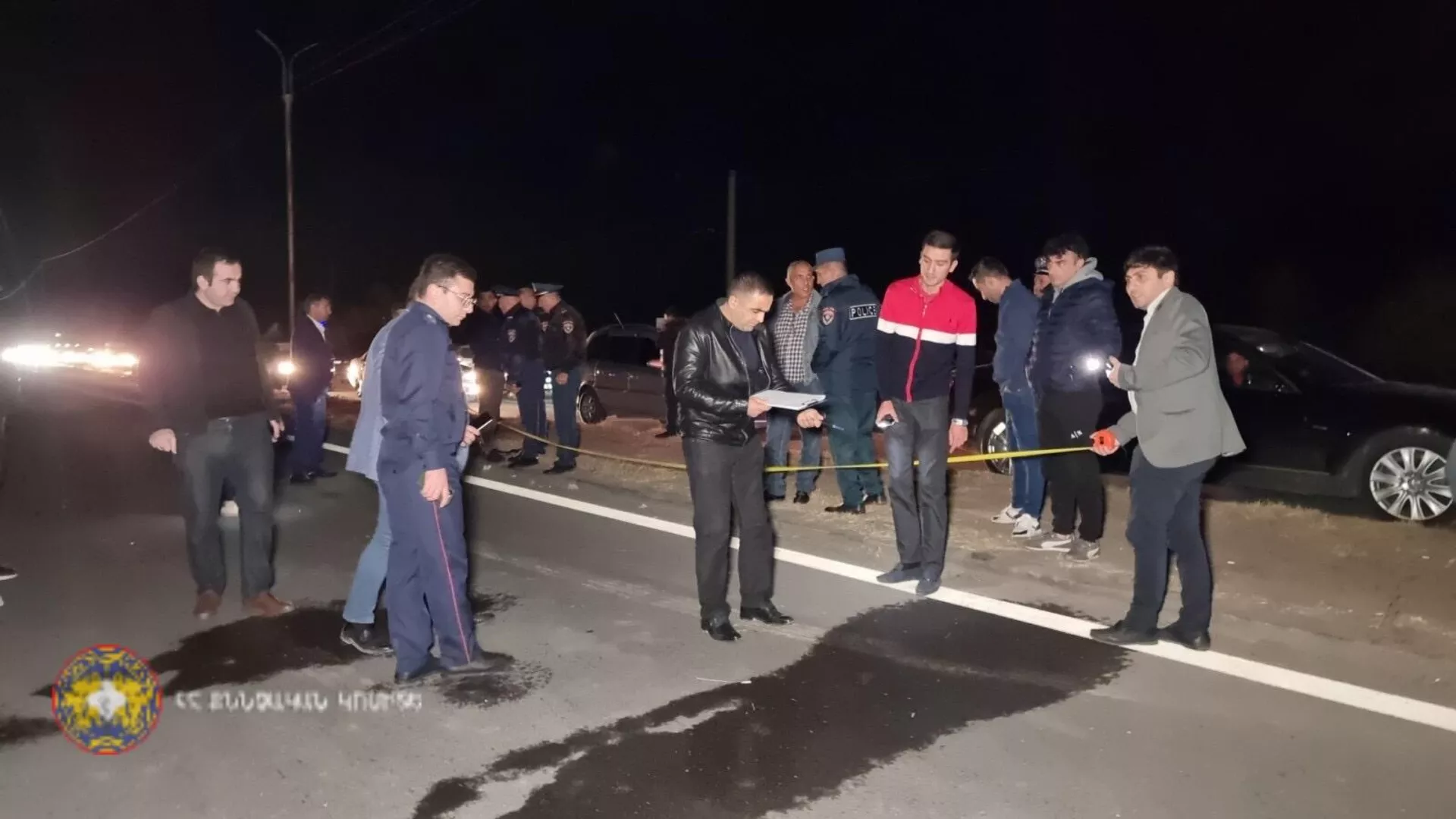 Сотрудники следственного комитета изучают место дорожно-транспортного происшествия (3 ноября 2022). Армавир