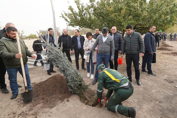 Премьер-министр Никол Пашинян вместе с семьей принял участие в посадке деревьев, организованной мэрией столицы (5 ноября 2022). Еревaн - Sputnik Армения