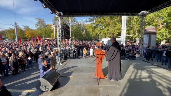 Митинг оппозиции в Ереване начался с речи епископа Тавушской области ААЦ - Sputnik Армения