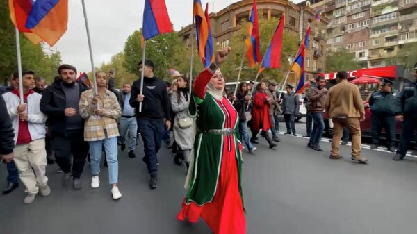 Участники митинга направляются к зданию правительства Армении - Sputnik Армения