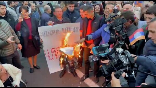 Участники митинга сожгли мирный договор у здания правительства Армении  - Sputnik Армения