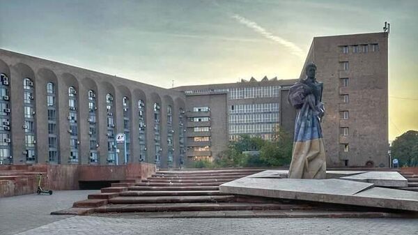 Памятник Араму Манукяну и правительственное здание у станции метро Площадь Республики  - Sputnik Армения