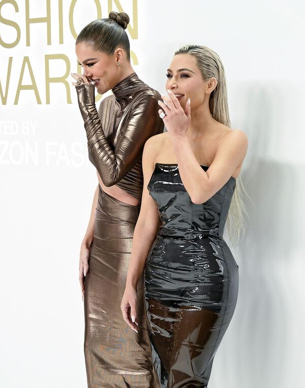 Хлое Кардашьян и Ким Кардашьян принимают участие в церемонии вручения премии CFDA Fashion Awards в Нью-Йорке. - Sputnik Армения