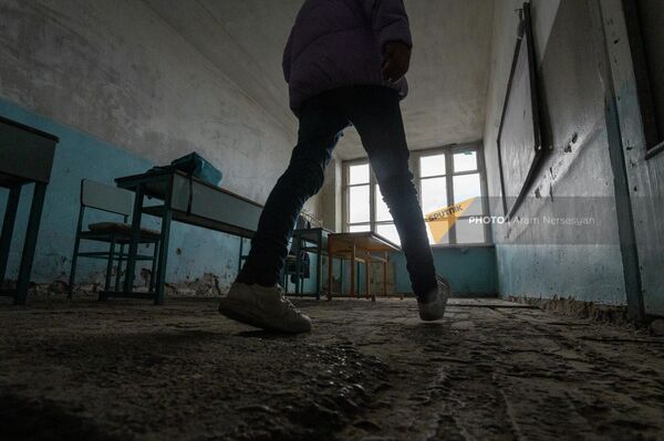 Ученица заходит в классную комнату школы села Айрк Гегаркуникской области - Sputnik Армения