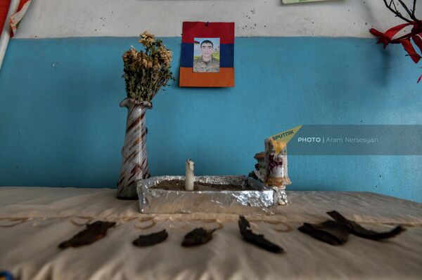 44-րյա պատերազմում զոհվածի լուսանկարն ու արկի բեկորները Այրքի դպրոցում - Sputnik Արմենիա