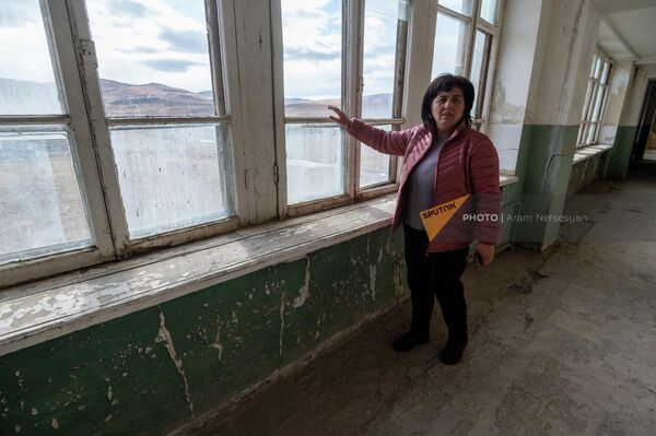 Учительница начальных классов Сюзанна Тадевосян в коридоре школы - Sputnik Армения