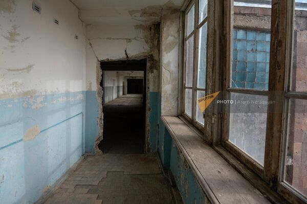 Выбитые стекла в коридоре школы села Айрк Гегаркуникской области - Sputnik Армения