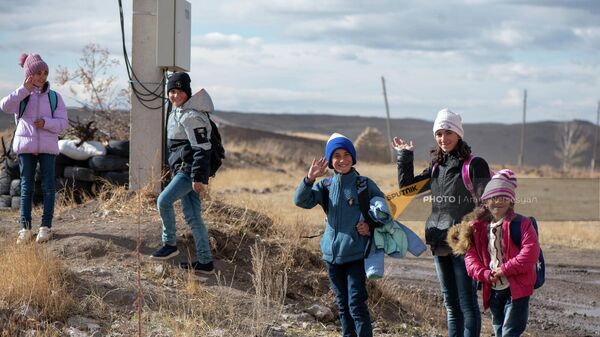 Ученики школы села Айрк Гегаркуникской области - Sputnik Армения