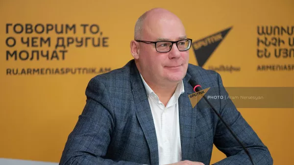 Пресс-конференция политолога Андрея Русакова на тему Санкции как фактор межрегионального сотрудничества России и Армении и создания Зоны свободной торговли между ЕАЭС и Ираном (10 ноября 2022). Еревaн - Sputnik Армения