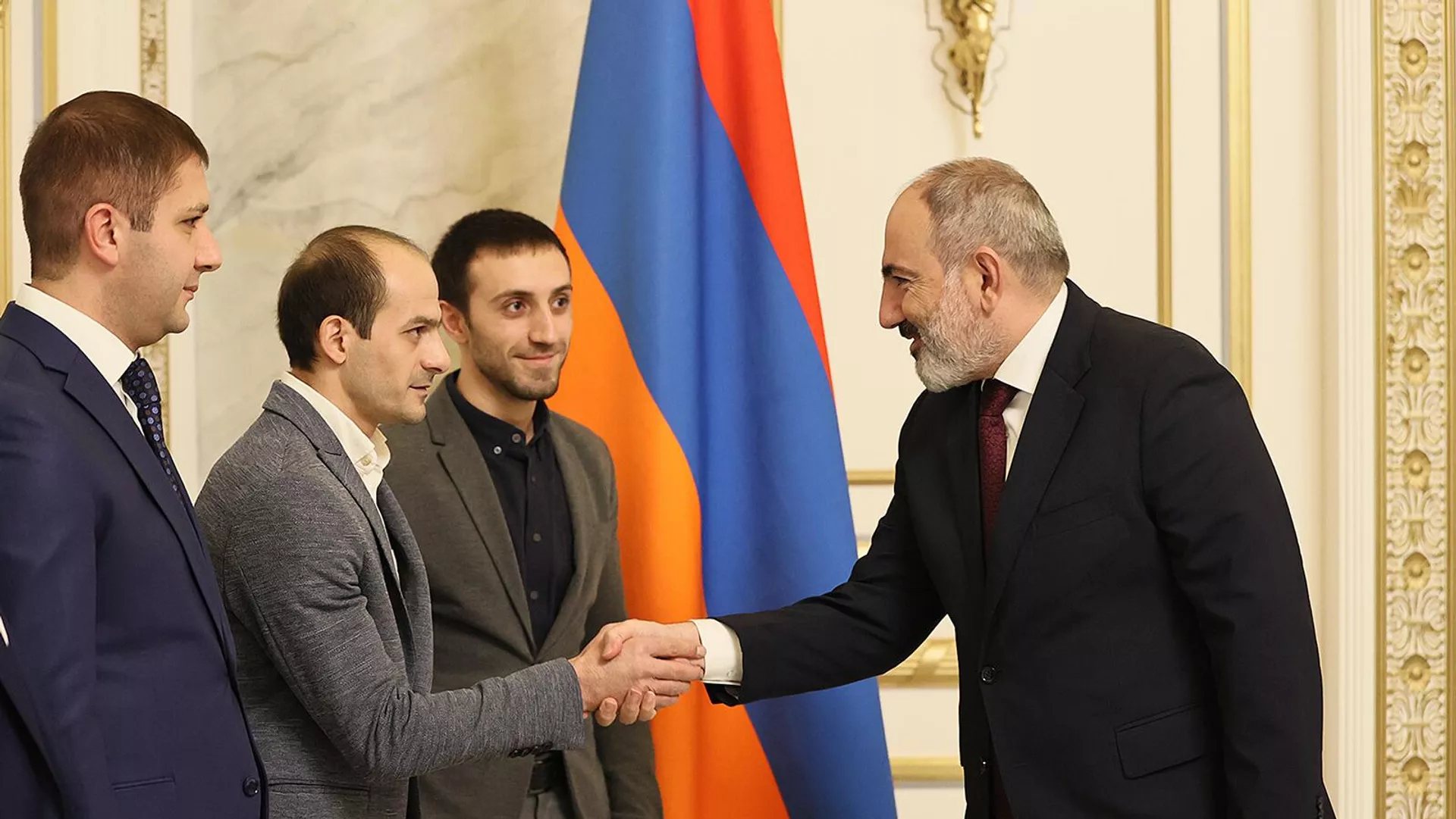 Премьер-министр Никол Пашинян принял членов сборной Армении по гимнастике Артура Давтяна, Арутюна Мердиняна, президента федерации гимнастики Гагика Ванояна и главного тренера сборной Акопа Серобяна (10 ноября 2022). Еревaн Премьер-министр Никол Пашинян принял членов сборной Армении по гимнастике Артура Давтяна, Арутюна Мердиняна, президента федерации гимнастики Гагика Ванояна и главного тренера сборной Акопа Серобяна (10 ноября 2022). Еревaн - Sputnik Армения, 1920, 10.11.2022