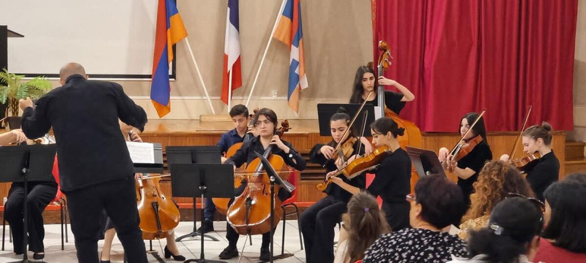 Ученики специализированной средней музыкальной школы имени Чайковского приняли участие в концертах армяно-французского юношеского оркестра во Франции - Sputnik Армения, 1920, 11.11.2022