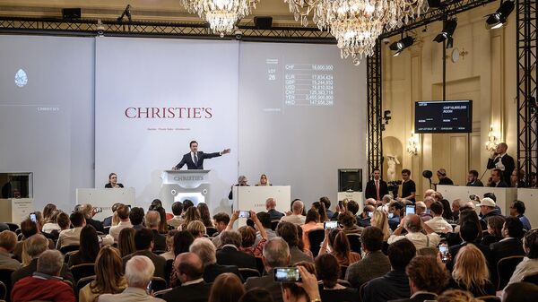 Аукционист Christie's Рахул Кадакия во время распродажи Великолепных драгоценностей, самого большого белого бриллианта (11 мая 2022). Женевa - Sputnik Армения