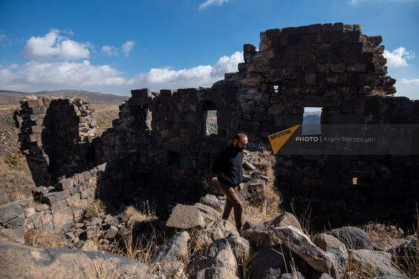 Заведующий историко-культурным заповедником Амбердская крепость Хачик Варданян у одной из стен крепости - Sputnik Армения