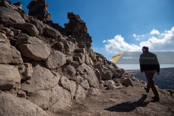 Заведующий историко-культурным заповедником Амбердская крепость Хачик Варданян у одной из стен крепости - Sputnik Армения
