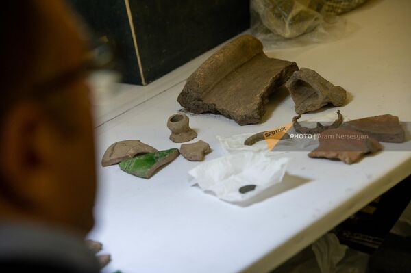 Найденные во время раскопок в Амберде артефакты - Sputnik Армения